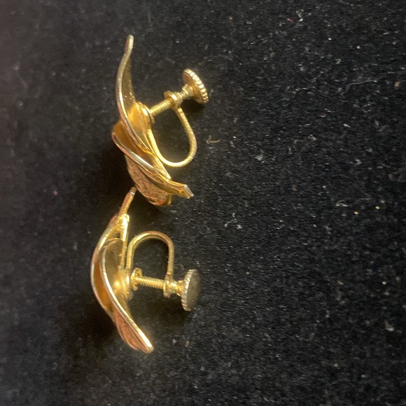 2 Pairs of Clip On Earrings Gold Leaves & White Flowers - Picture 5 of 9